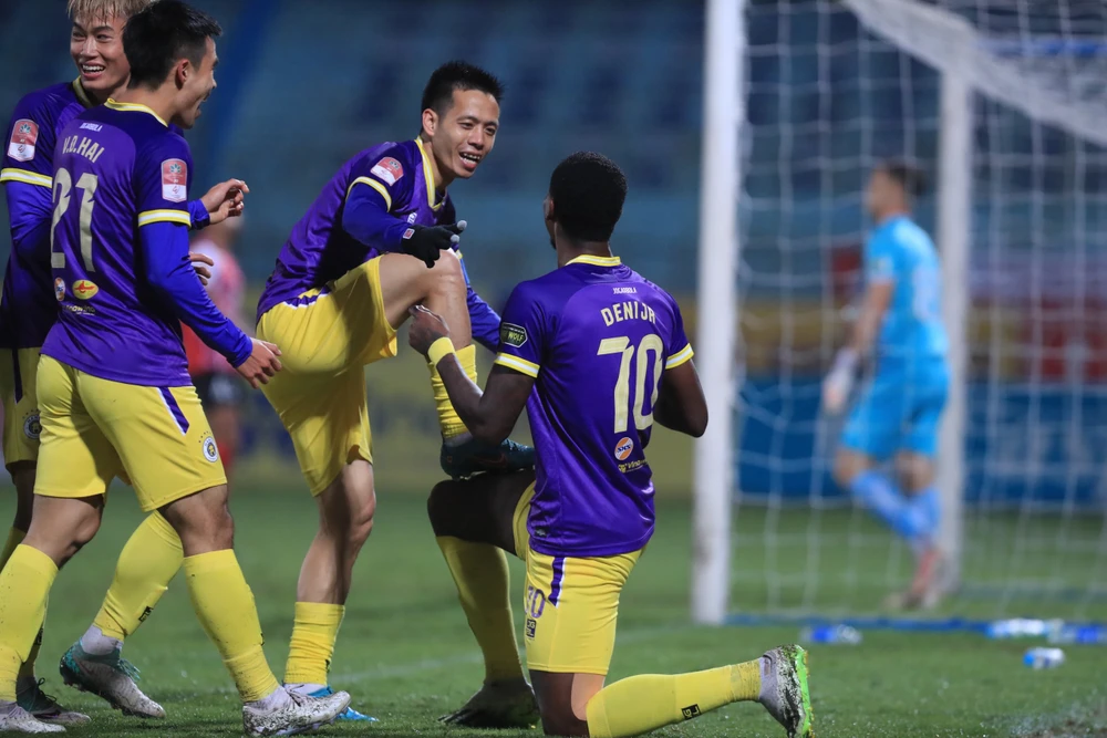 Văn Quyết ghi bàn ấn định chiến thắng 3-1 cho Hà Nội FC. Ảnh: MINH HOÀNG