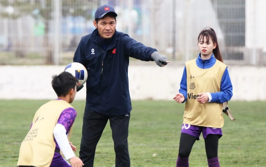 Các cầu thủ U20 nữ Việt Nam tập trung cao độ cho trận gặp CHDCND Triều Tiên- Ảnh 1.