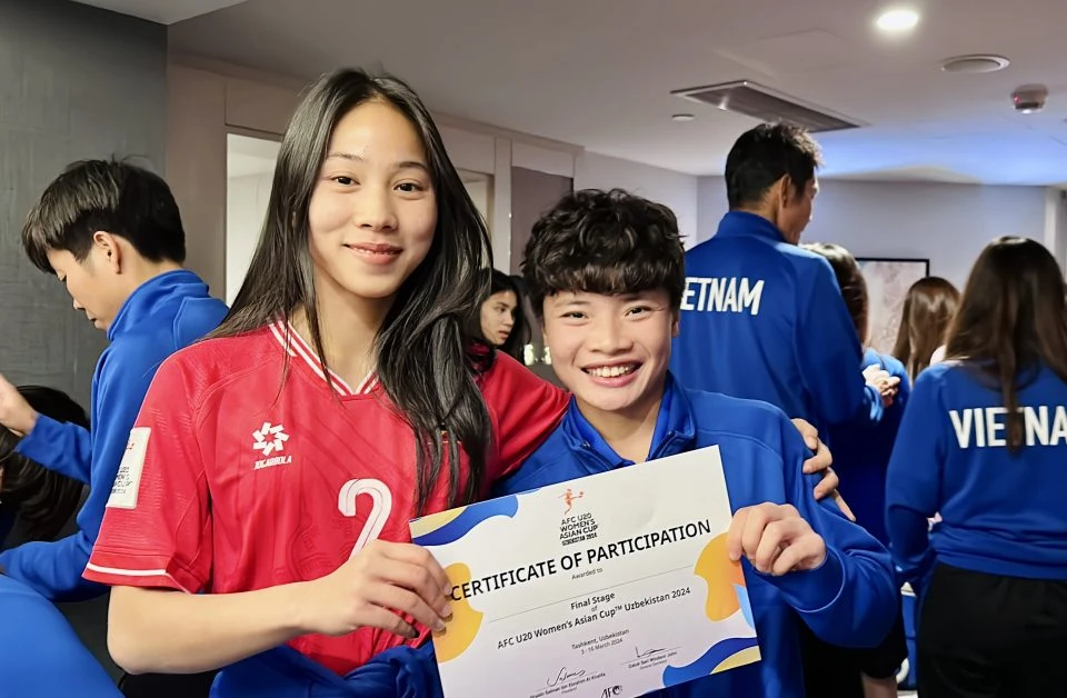 Các thành viên U20 nữ Việt Nam nhận chứng nhận tham dự giải đấu của AFC.