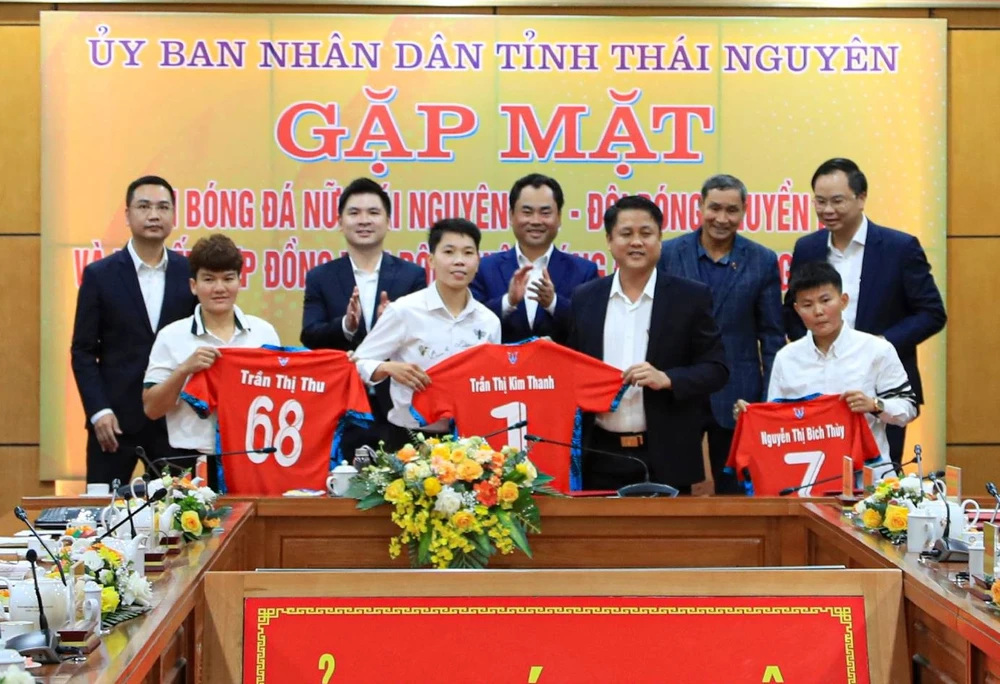 Các cầu thủ Kim Thanh, Bích Thùy và Trần Thị Thu tại buổi lễ ra mắt cùng CLB Thái Nguyên T&T