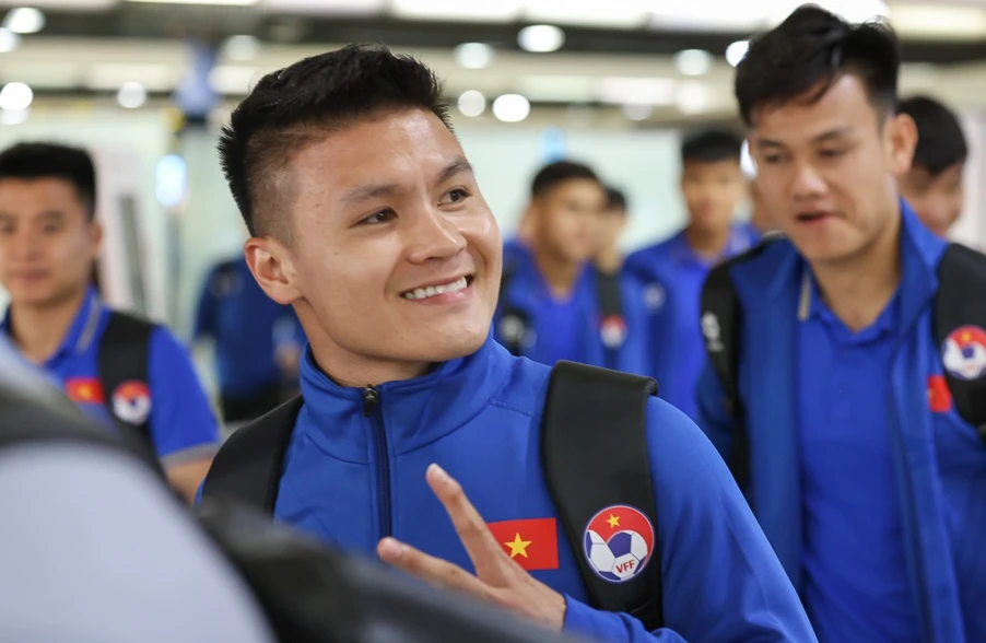 Quang Hải tươi cười trên đường cùng các đồng đội rời sân bay để về khách sạn