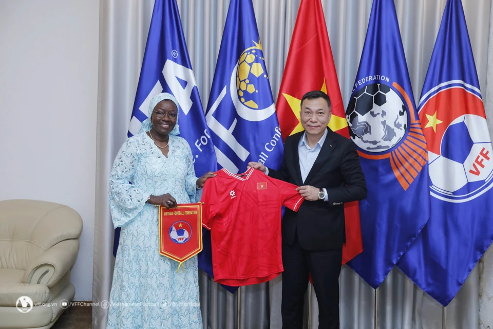 Chủ tịch VFF Trần Quốc Tuấn trao tặng áo thi đấu của đội tuyển Việt Nam đến bà bà Fatimata Sow Sidibe
