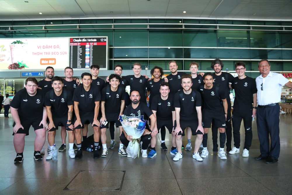 Đại diện LĐBĐ TPHCM ra sân bay đón đội tuyển futsal New Zealand