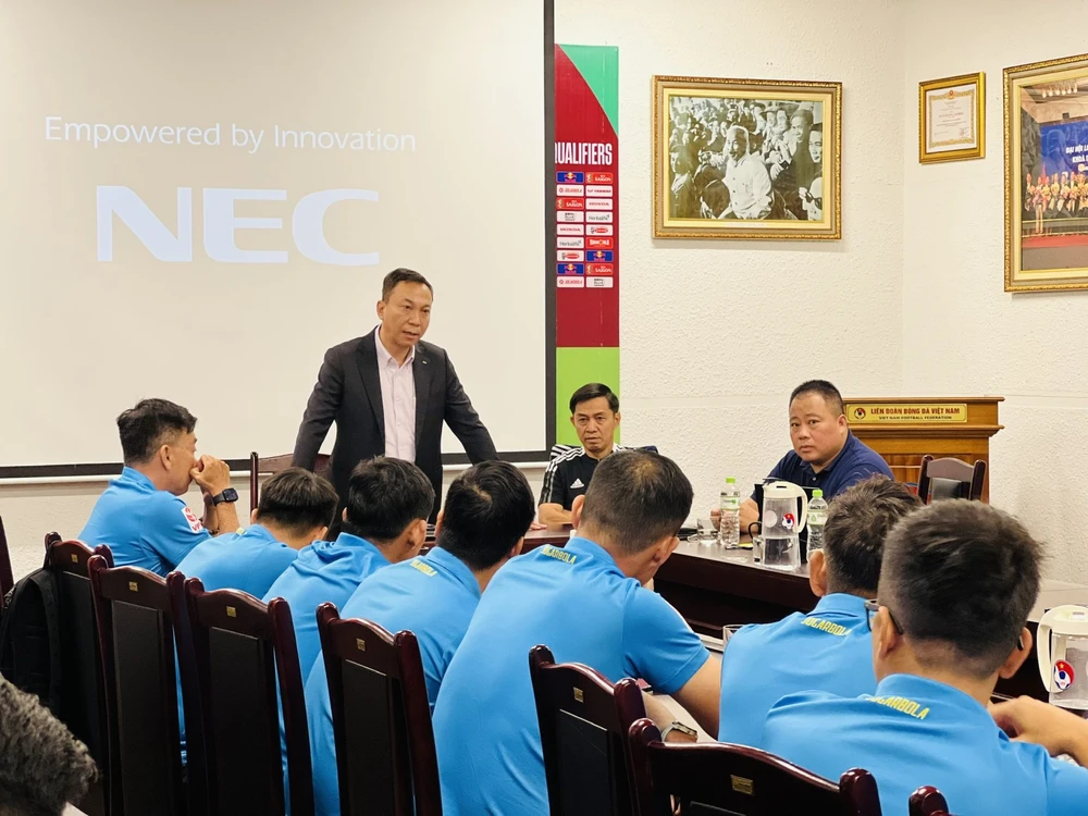 Chủ tịch VFF, ông Trần Quốc Tuấn chia sẻ tại buổi tập huấn