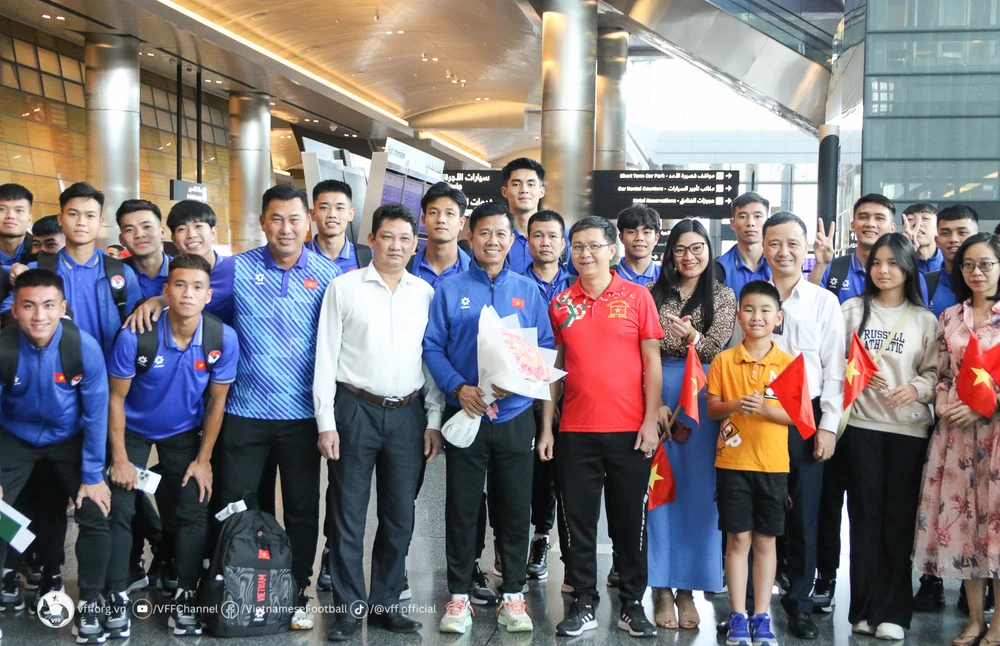 Đại diện Đại sứ quán Việt Nam và Cộng đồng người Việt Nam tại Qatar đã ra sân bay chào mừng đội tuyển U23 Việt Nam