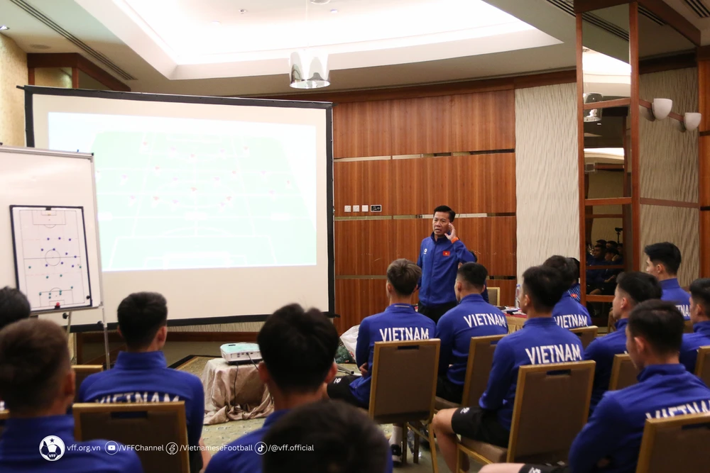 HLV Hoàng Anh Tuấn phổ biến giáo án tập luyện đến các cầu thủ tại buổi họp