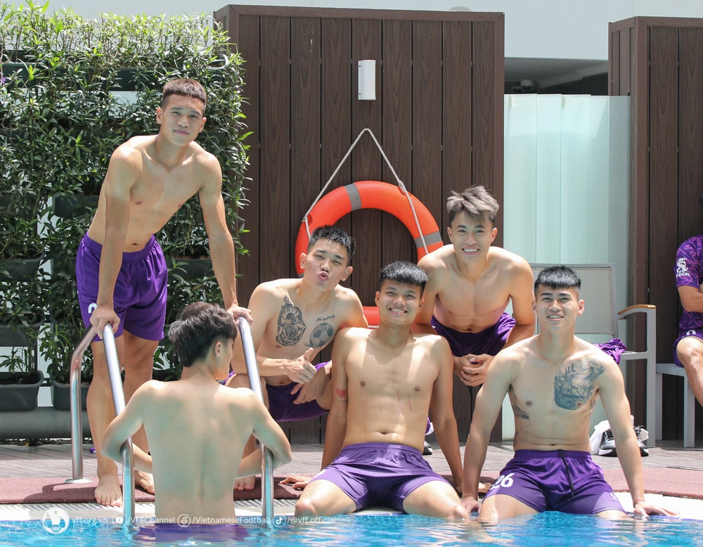 Cả đội cùng thư giãn, thả lỏng tại hồ bơi của khách sạn để phục hồi sau trận giao hữu cùng đội U23 Jordan