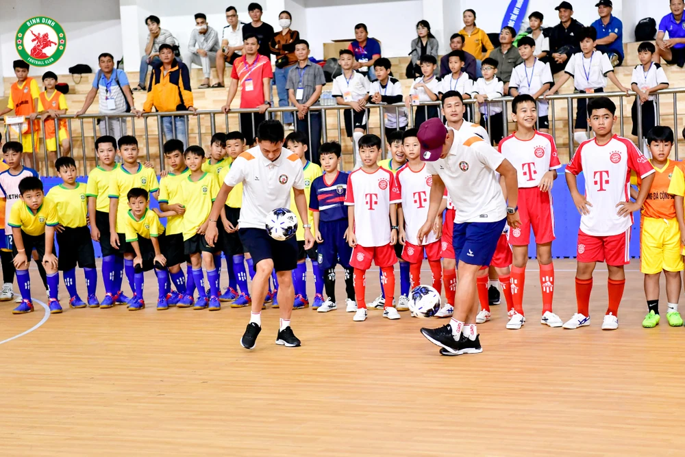 Một buổi giao lưu giữa các cầu thủ Bình Định với các cầu thủ trẻ đất võ