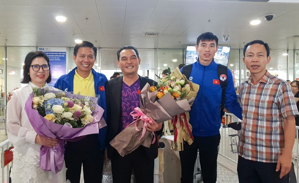 Lãnh đạo LĐBĐ Việt Nam ra sân bay đón đội tuyển U23 Việt Nam.