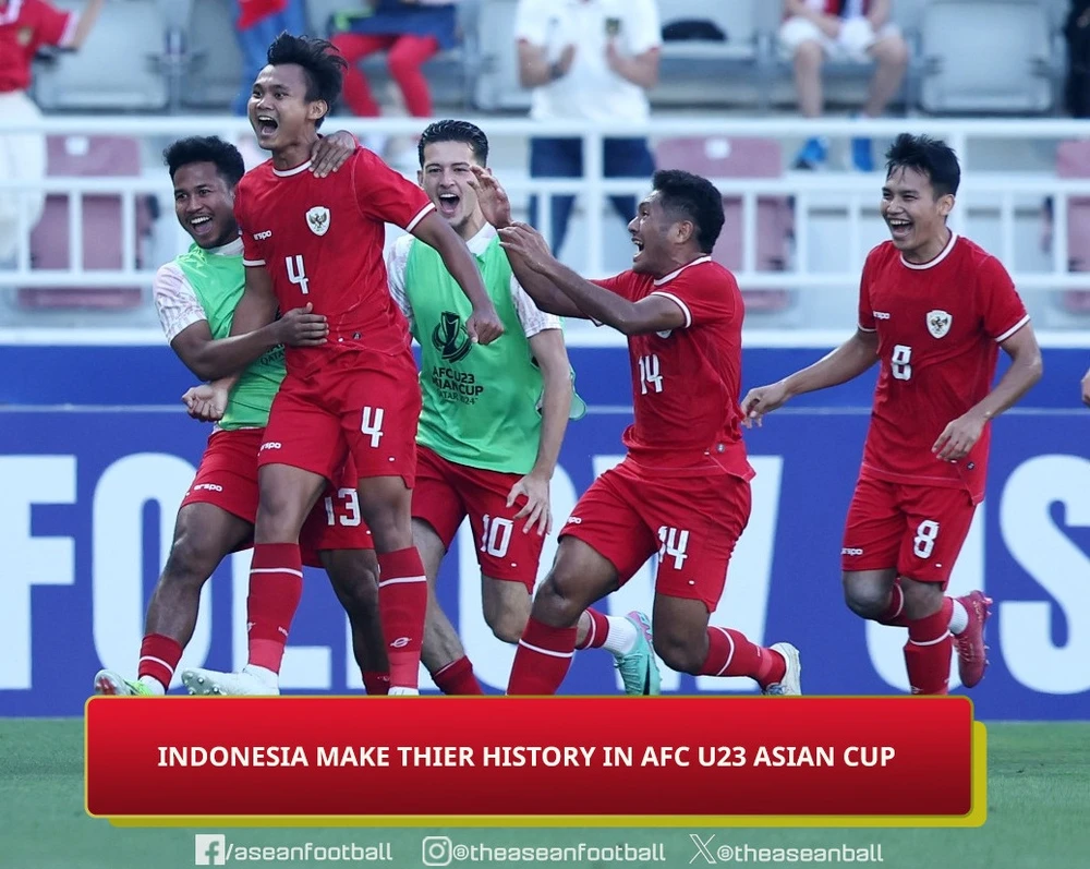 Cầu thủ U23 Indonesia nhận thưởng trước trận bán kết