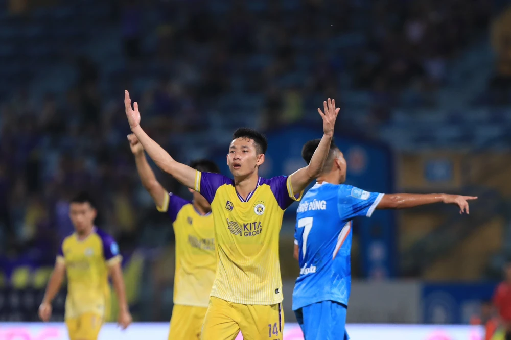 Niềm vui của Hai Long, tác giả của cả 2 bàn thắng cho Hà Nội FC. Ảnh: MINH HOÀNG