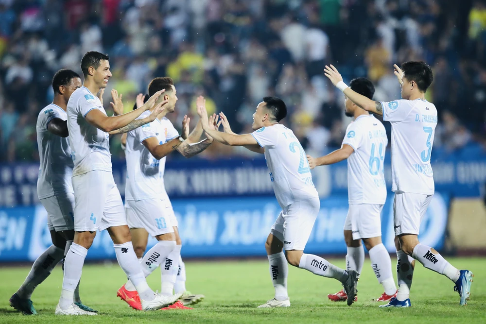 Niềm vui của các cầu thủ Nam Định khi giành chiến thắng sau loạt sút luân lưu 11m