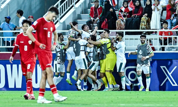 Cầu thủ Iraq chia vui cùng Ali Jasim sau bàn thắng nâng tỷ số 2-1 ở đầu hiệp phụ