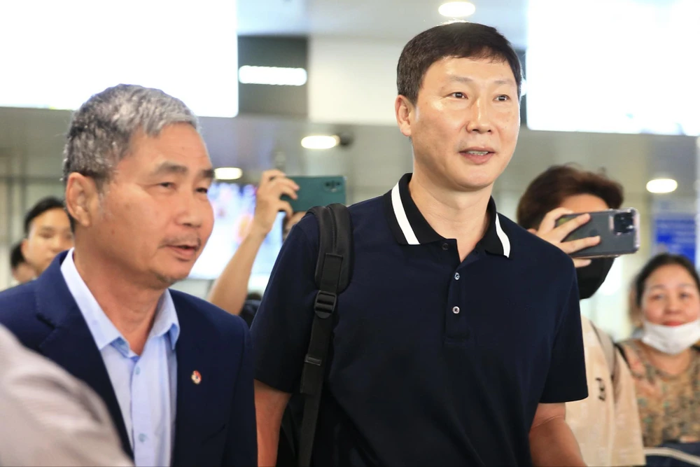 Ông Dương Nghiệp Khôi, TTK VFF cùng HLV Kim Sang-sik tại sân bay Nội Bài