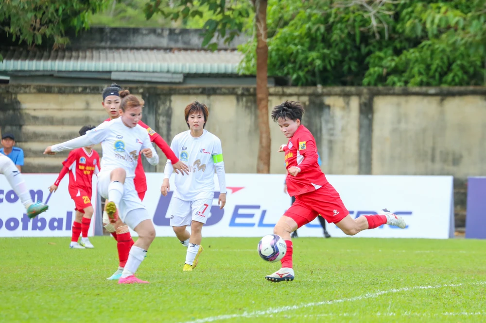 Nguyễn Thị Vạn cùng các đồng đội đã giành 3 điểm quan trọng trong cuộc đọ sức cùng PP Hà Nam vào chiều 7-5