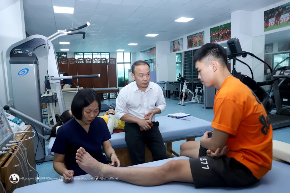 Đình Bắc đang đang được kiểm tra chấn thương tại Trung tâm đào tạo bóng đá trẻ Việt Nam (VFF)