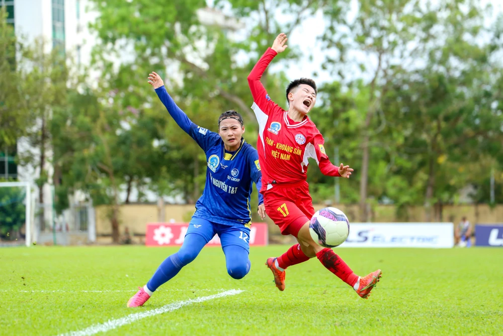 Than KSVN (áo xanh) và Thái Nguyên T&T bất phân thắng bại sau trận hòa 0-0