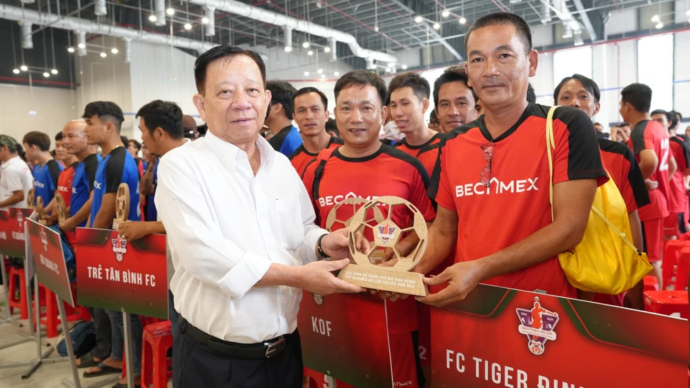 Ông Nguyễn Văn Hùng, Chủ tịch HĐQT Công ty Becamex, đơn vị sáng lập và tài trợ cho giải chào mừng và trao quà lưu niệm đến các đội tham dự giải.
