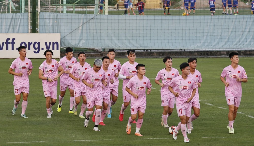 Đội tuyển Việt Nam trên sân tập vào chiều 1-6