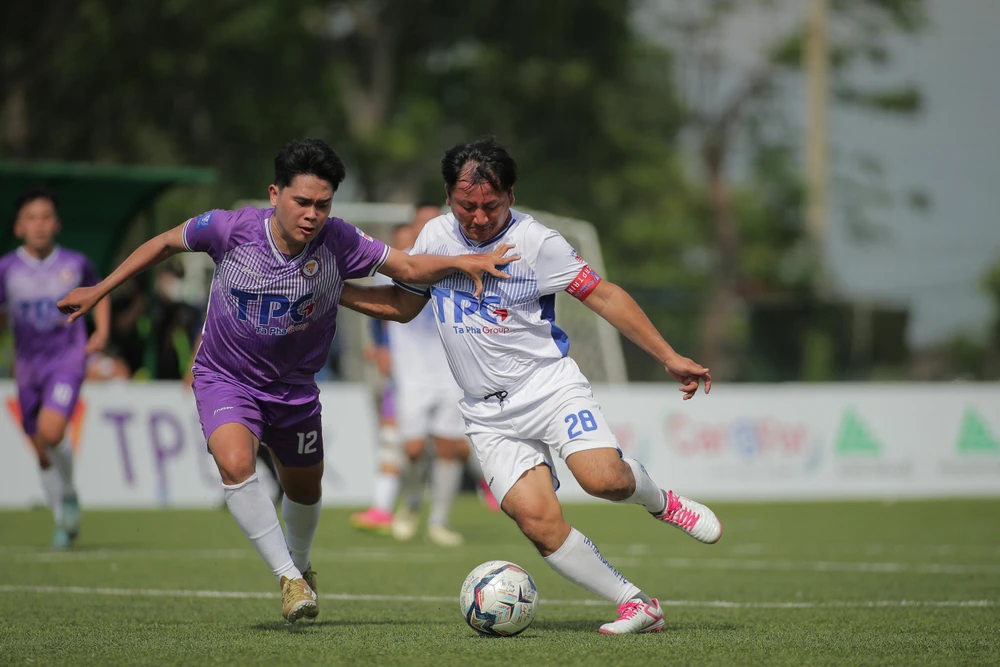 Đội chủ nhà Ta Pha FC (áo trắng) thắng 1-0 ở ngày ra quân trước TPBank FC