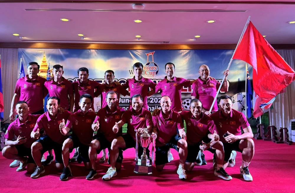 Đội cựu cầu thủ Việt Nam giành Cúp vô địch hạng B sau khi thắng chủ nhà Thái Lan trong trận chung kết