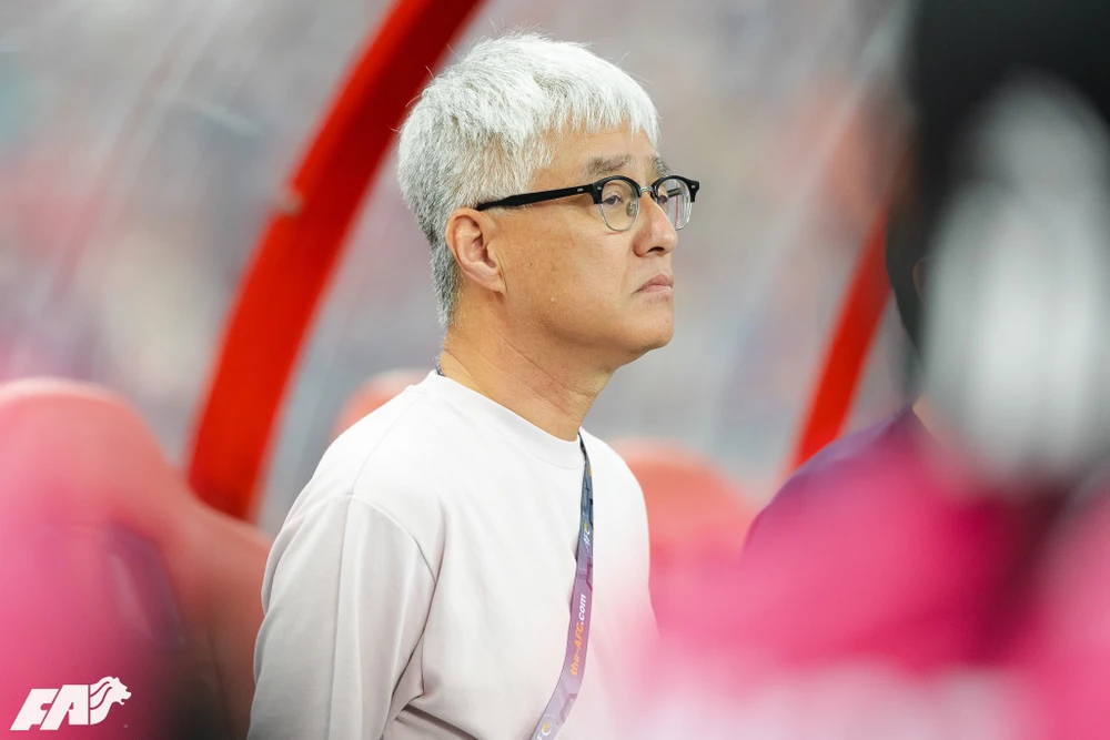 HLV Ogura không thể chỉ đạo các cầu thủ ở trận gặp Thái Lan. Ảnh: LĐBĐ Singapore