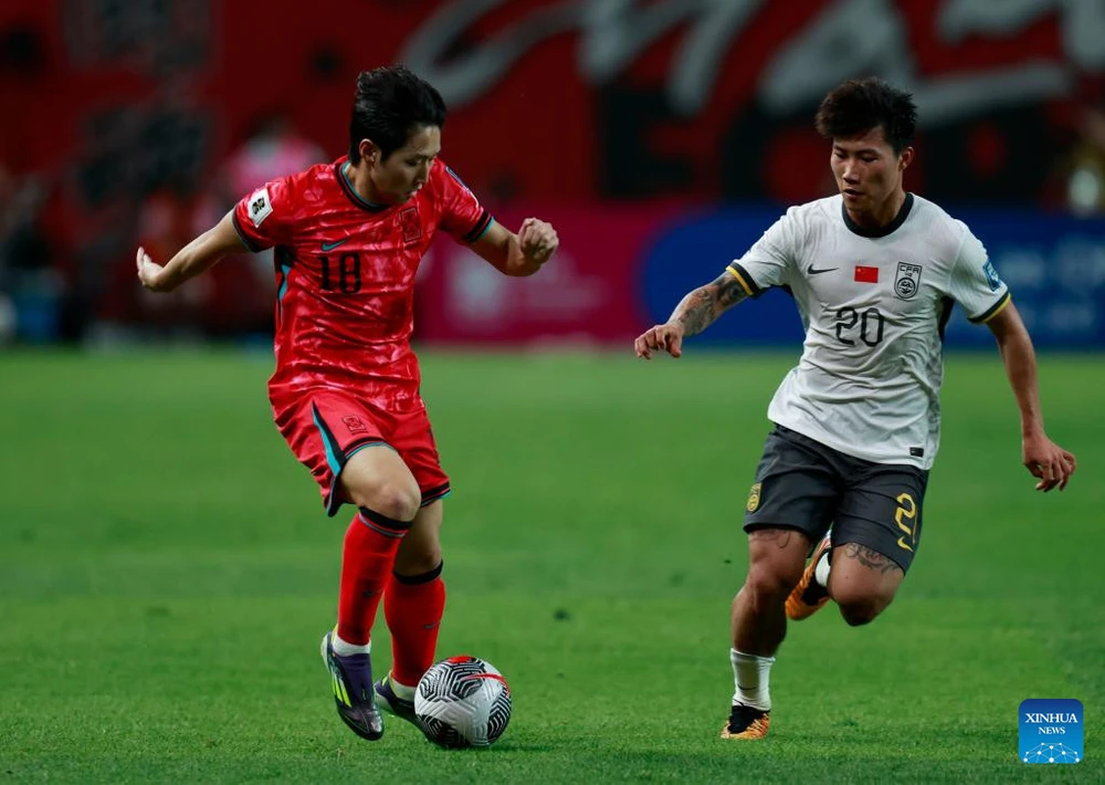 Dù thua Hàn Quốc 0-1, nhưng Trung Quốc may mắn tiếp bước Hàn Quốc đi tiếp do hơn trong đối đầu trực tiếp. Ảnh: Xinhua News 