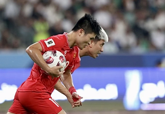 Tuấn Hải ghi bàn rút ngắn tỷ số 1-2 cho đội tuyển Việt Nam