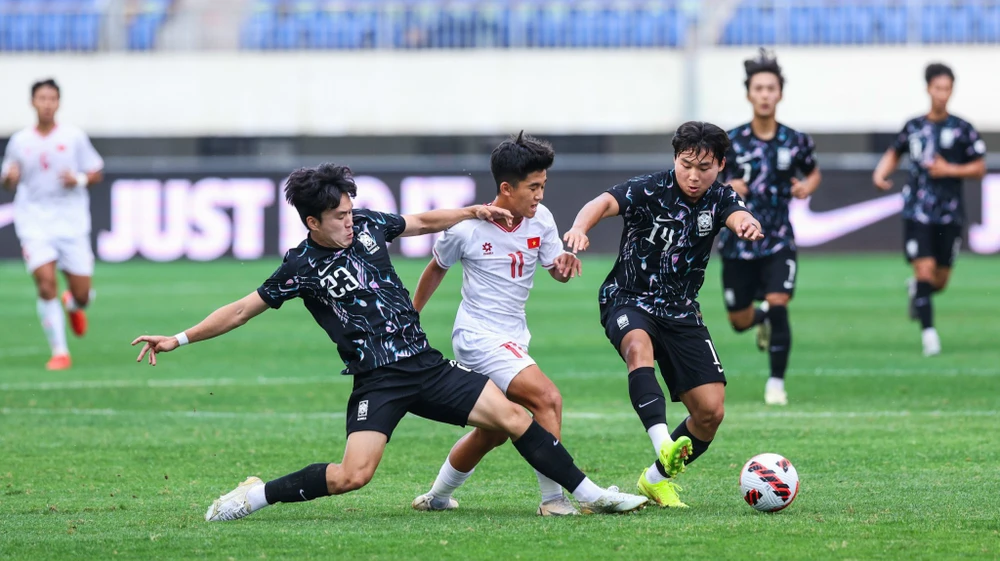 U19 Việt Nam trong cuộc so tài với các cầu thủ Hàn Quốc tại giải quốc tế vừa diễn ra ở Trung Quốc