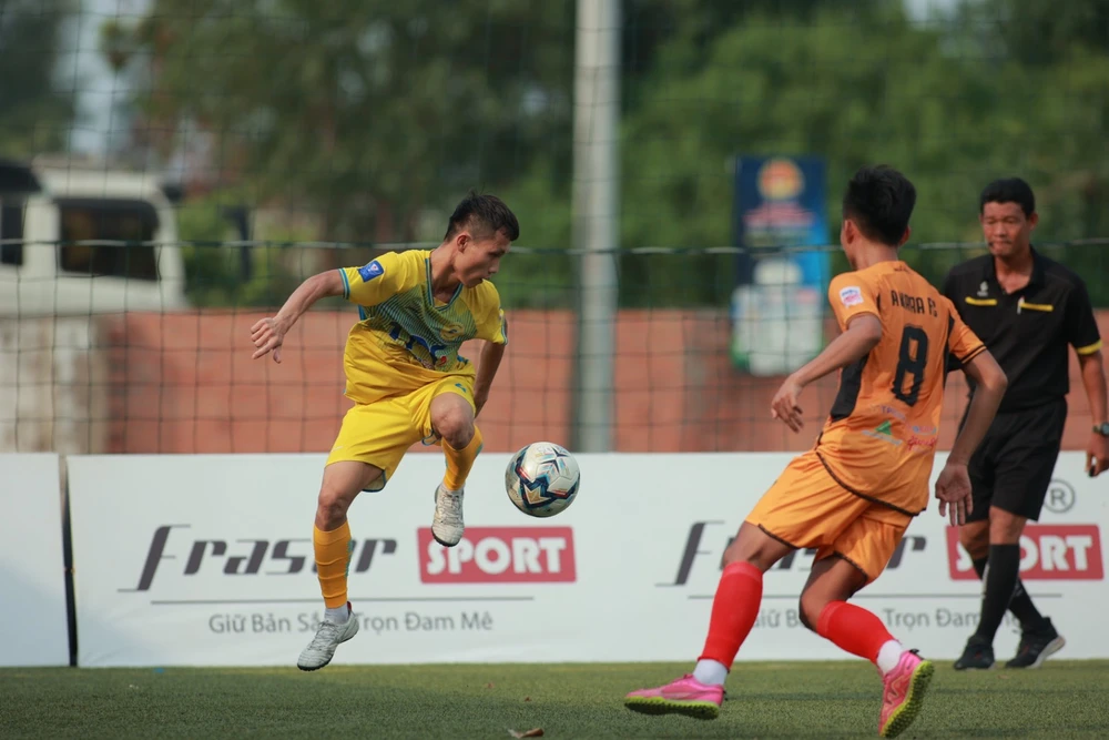 Nam Á Bank (áo vàng) vượt qua Akara trong trận bán kết
