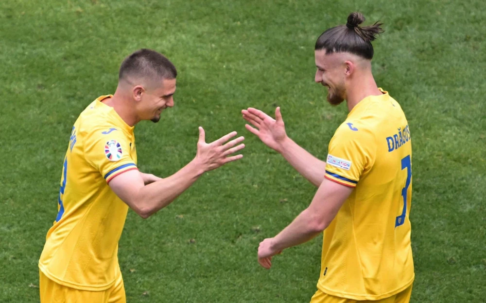 Niềm vui của các cầu thủ Romania sau chiến thắng đậm trước Ukraine. Ảnh: Telegraph