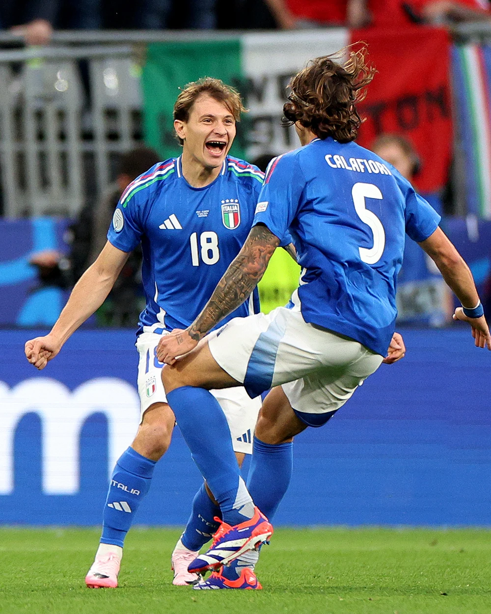 Italia đã có chiến thắng ngược dòng trước Albania trong trận ra quân