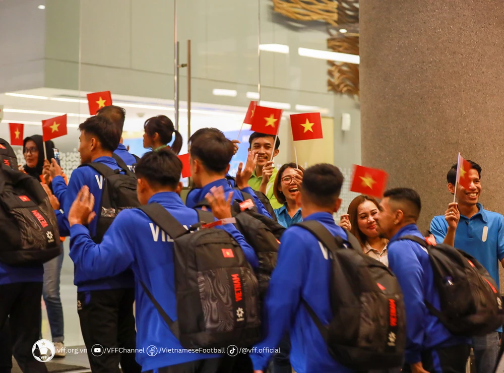 Đội tuyển U16 Việt Nam được chào đón nồng nhiệt khi đến khách sạn Harris 