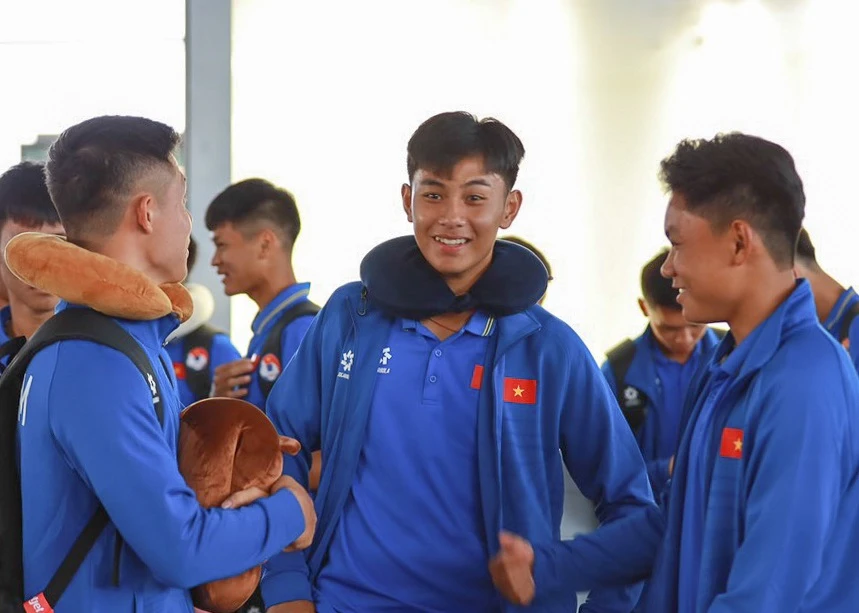 Các tuyển thủ U16 Việt Nam chờ làm thủ tục tại sân bay 