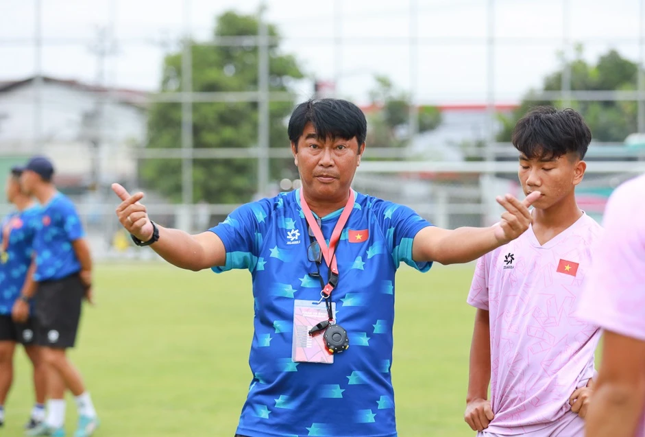 HLV Trần Minh Chiến cùng các học trò hướng đến trận thắng tiếp theo trước U16 Campuchia