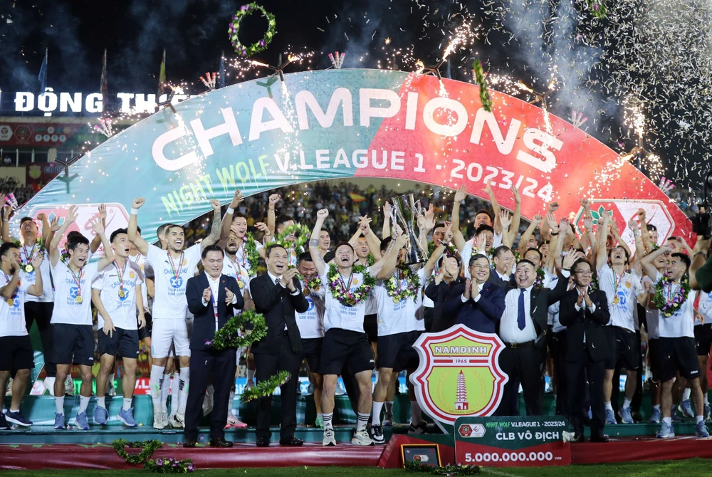 Nam Định giành Cúp vô địch sau 39 năm mong chờ. Lần sau cùng đội bóng thành Nam đăng quang là ở giải A1 toàn quốc của đội Công Nghiệp Hà Nam Ninh.