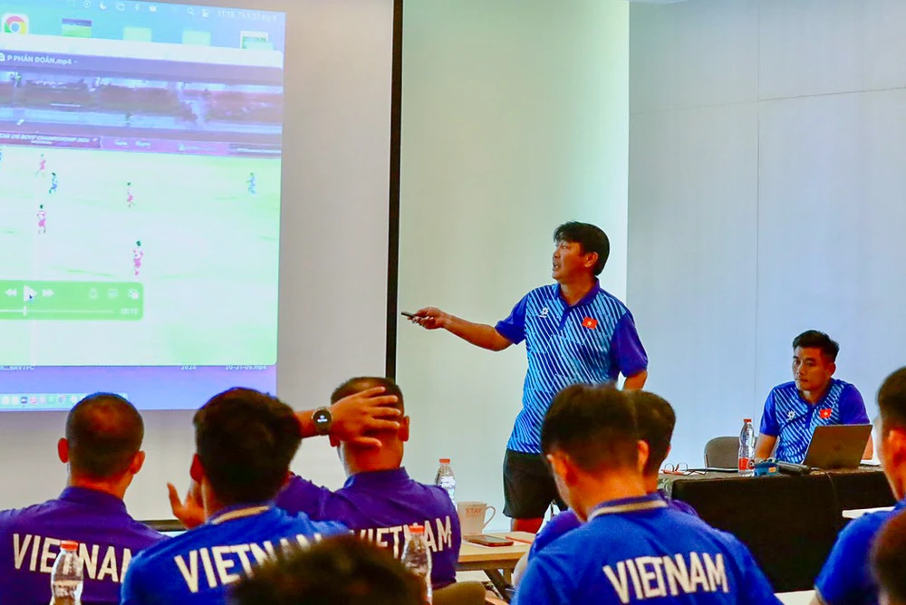 Thầy trò đội U16 Việt Nam chỉ có con đường phải thắng Myanmar thì mới đi tiếp vào bán kết