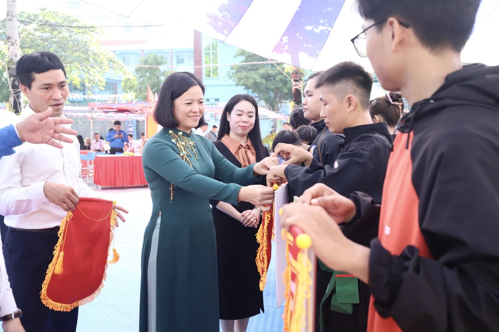 Bà Nguyễn Khoa Diệu An, Phó Trưởng Ban Văn hóa Xã hội – Hội đồng nhân dân tỉnh Bình Dương tặng cờ lưu niệm cho các đơn vị tham dự giải