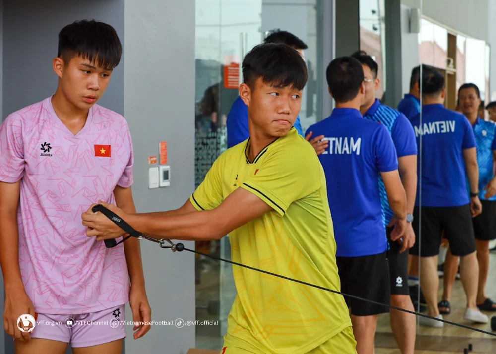 Các cầu thủ U16 Việt Nam ở phòng tập gym vào ngày 29-6