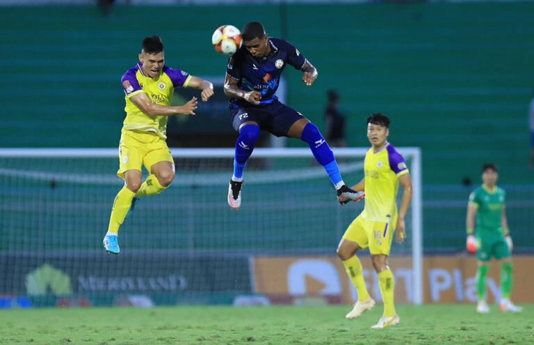 Bình Định chiếm ưu thế trong cuộc đua vị trí Á quân với Hà Nội FC