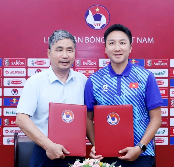 Tổng thư ký Dương Nghiệp Khôi (trái) đại diện VFF ký hợp đồng với chuyên gia thể lực Yoon Dong Hun.