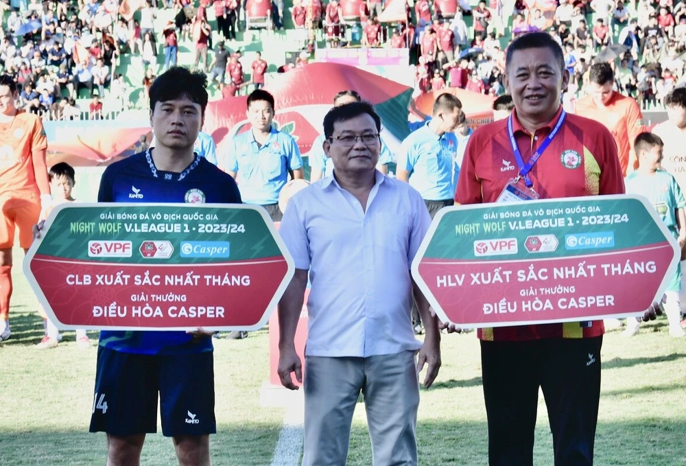 HLV Bùi Đoàn Quang Huy nhận giải HLV xuất sắc tháng 6 V-League 2023-2024