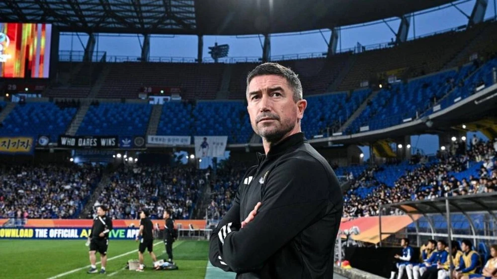 HLV Harry Kewell đã kết thúc quãng thời gian làm việc tại Yokohama F.Marinos. Ảnh: The Guardian