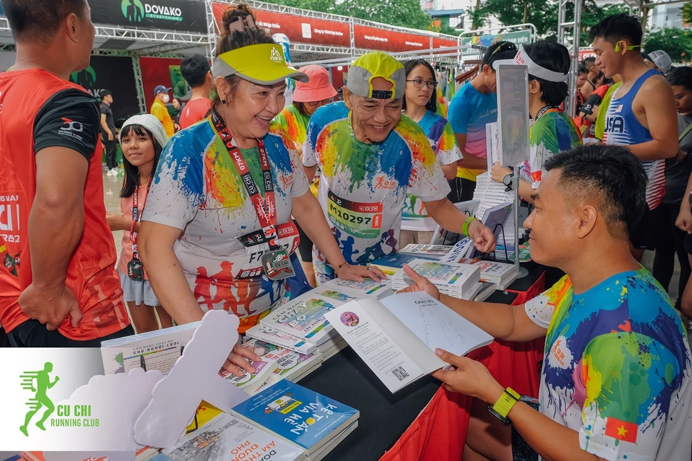 Tác giả Nguyễn Huy Phát giao lưu cùng các vận động viên tại Giải Củ Chi City Trail