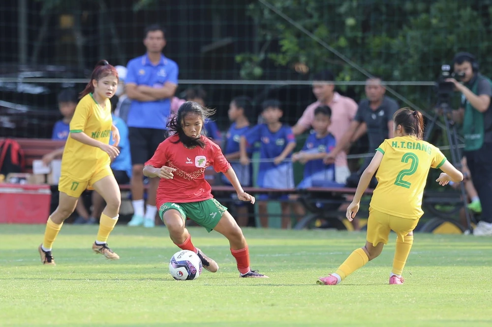 Đôi U16 nữ TPHCM (áo đỏ) thi đấu đầy quyết tâm trong cuộc so tài với U16 nữ Thái Nguyên