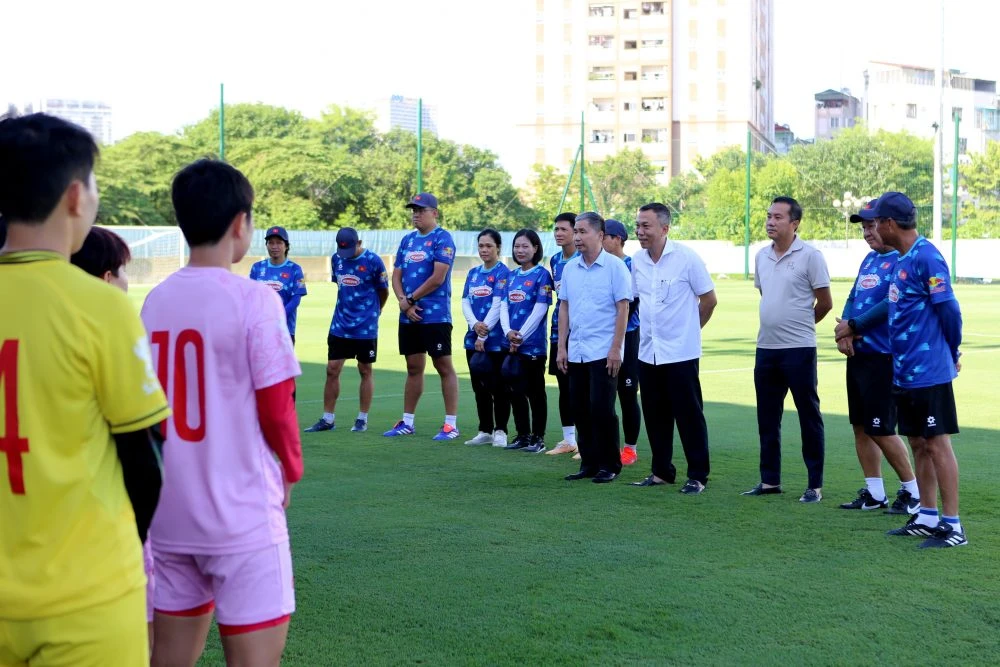 Lãnh đạo VFF đến sân thăm và động viên đội tuyển nữ Việt Nam vào chiều 30-8