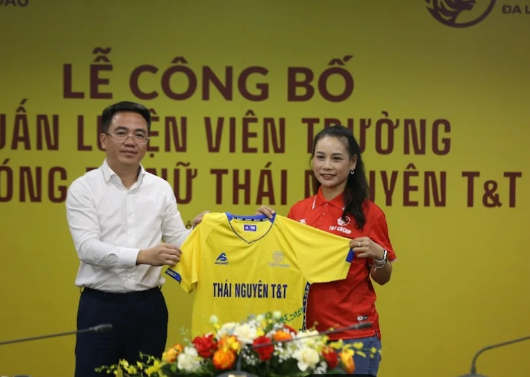 Ông Ngô Minh Giang, đại diện nhà tài trợ T&T trao áo CLB Thái Nguyên T&T cho HLV Văn Thị Thanh