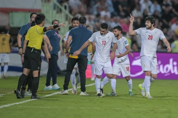 Sardar Azmoun (số 20) tỏa sáng với một cú đúp góp phần vào chiến thắng 4-1 của Iran trước Qatar. Ảnh: Getty