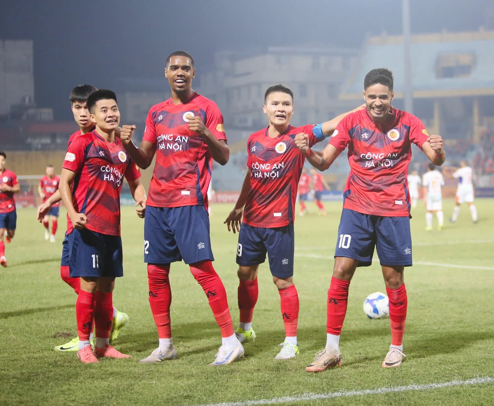 Các ngoại binh của CAHN tỏa sáng ở vòng 6 V-League 2024-2025