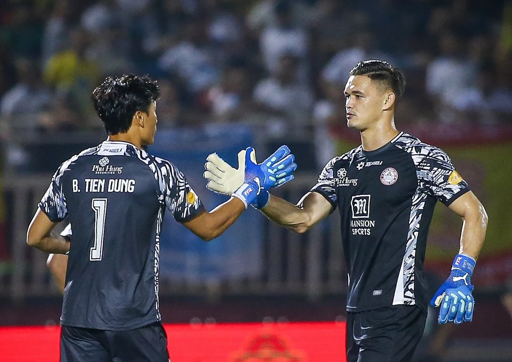 Bùi Tiến Dũng vào thay Lê Giang vào cuối trận đấu ở vòng 7. Ảnh: HCMC FC